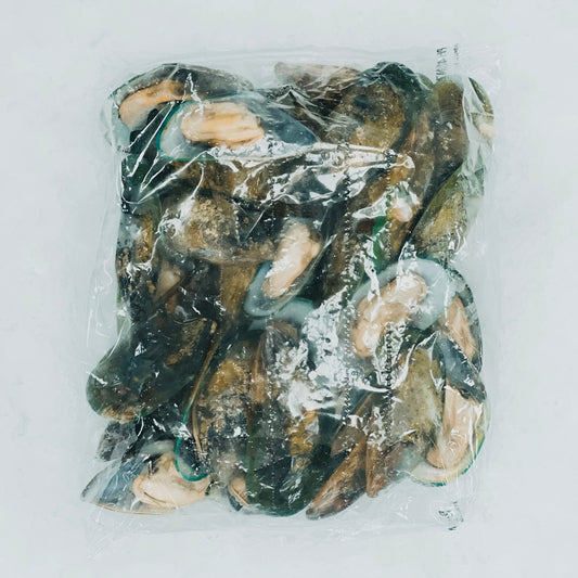 Vacuum-sealed package of half-shell mussels, presented on crushed ice, ensuring freshness and quality for seafood lovers